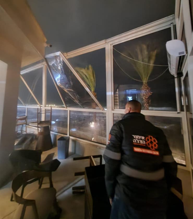 חלונות מסעדה שקרסו מהרוחות בנהריה