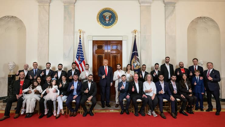 ארכיון 20 בנובמבר 2025 נשיא ארה"ב טראמפ נפגש עם שורדי שבי חטופים ב הבית הלבן