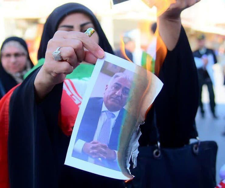 איראן הפגנות תמיכה במשטר שורפים את תמונת יורש העצר רזא פהלווי בנו של השאה המודח