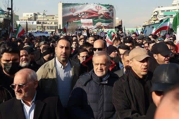 נשיא איראן מסעוד פזשכיאן מתייצב באחת המפגנות, היום בצהריים איראן הפגנות תמיכה במשטר גם הנשיא מסעוד פזשכיאן משתתף