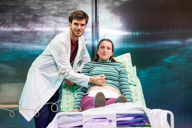 מתוך ההצגה "מלאכים בלבן" (צילום: גל רוזנמן) מתוך ההצגה "מלאכים בלבן"