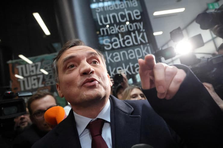 שר המשפטים של פולין לשעבר זביגנייב זיוברו אדריכל הרפורמה המשפטית ברח ל הונגריה קיבל מקלט מדיני