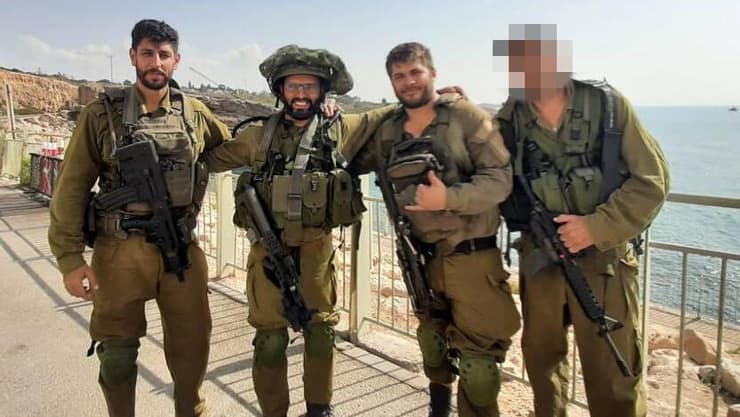 בון בשירות המילואים (שני מימין). משמאל: עידן עמדי יהושוע (ג'וש) בון ז"ל