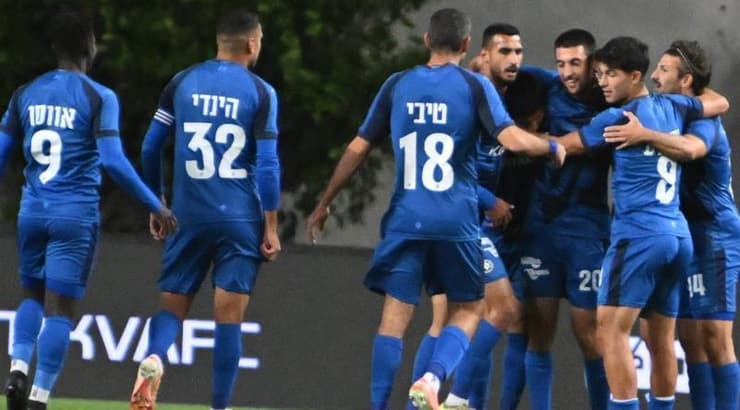 שחקני מכבי פתח תקווה חוגגים