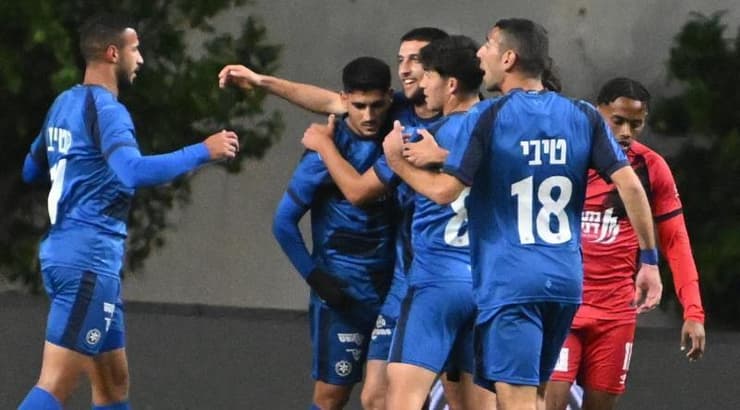 שחקני מכבי פתח תקווה חוגגים