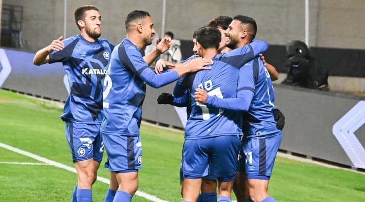 שחקני מכבי פתח תקווה מאושרים