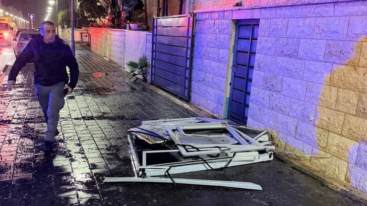 עץ קרס על רכב בעכו