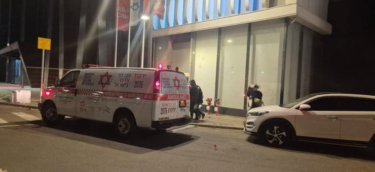 אישה נפגעה מחפץ שעף ברוח סמוך מתחם מסחרי בגלילות