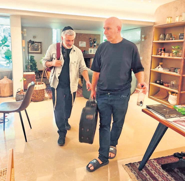 אביתר בנאי וחנוך דאום, שנושא את הגיטרה שלו אביתר בנאי וחנוך דאום, שנושא את הגיטרה שלו