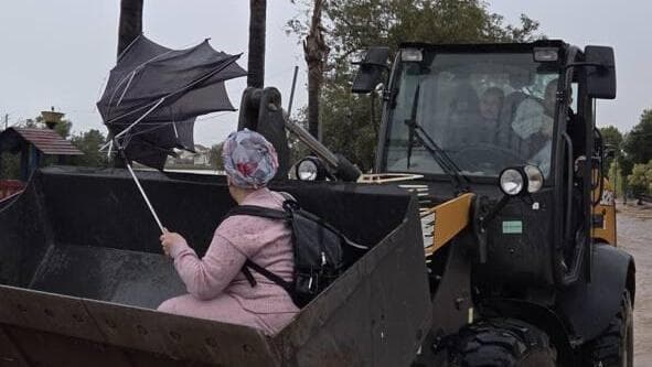 חילוץ משפחות משתולים לאחר הצפות במקום