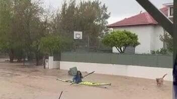 תושב מנצל את ההצפות באביגדור לשוט בקיאק