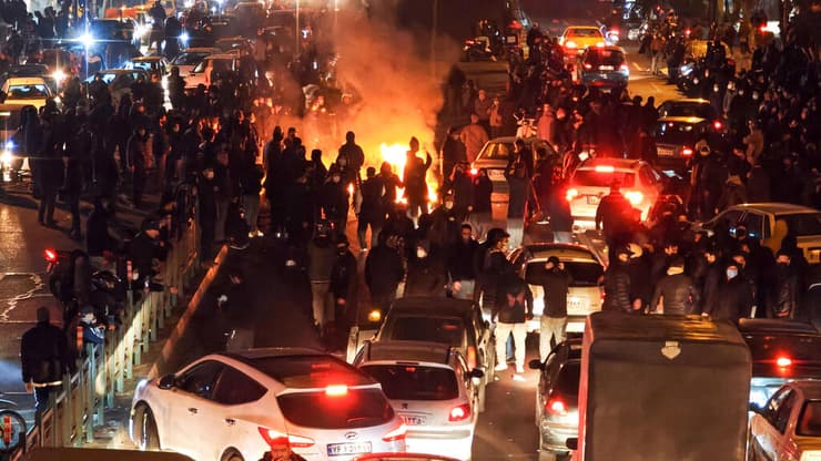 "נפילת המשטר תגיע כמה חודשים אחרי המלחמה". מפגינים בטהרן בינואר השנה (צילום: Anonymous/Getty Images) מחאה מחאות הפגנה הפגנות איראן טהרן 8 בינואר