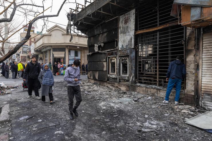 מבנה שרוף שהוצת ב הפגנה מהומות  מחאה ב טהרן איראן 10 בינואר