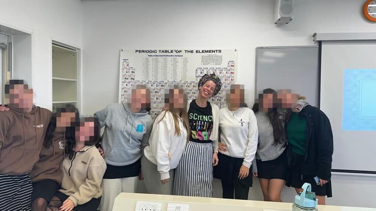 עם כמה מתלמידותיה באולפנה. "נחשפות למודל אחר של מנהיגות ואחריות"   