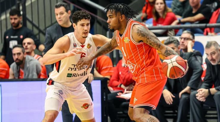 כריס ג'ונס מול שחר עמיר