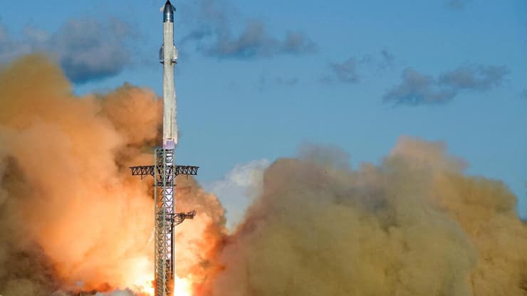 שיגור חללית של ספייס X בעיר של אילון מאסק בטקסס, סטארבייס