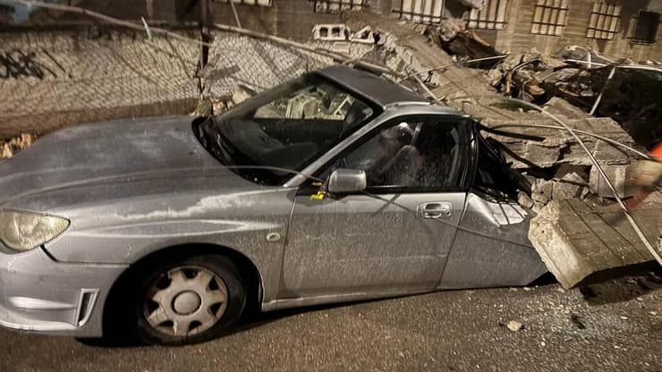 מכונת שניזוקה מקריסת החומה ברשון לציון (צילום: מאיר תורג'מן) מוכניות חומה חומת היקב ראשון לציון קריסה רוח