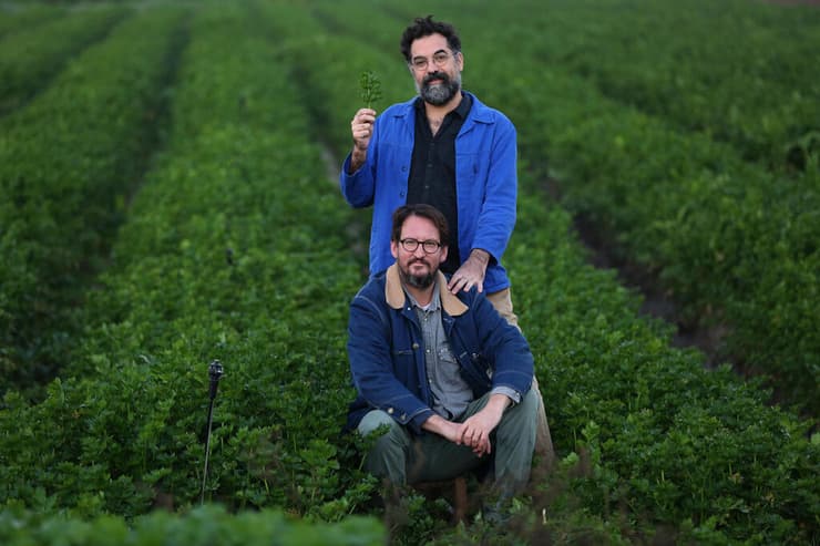 השף אסף דוקטור (יושב) והפילוסוף ג'רמי פוגל