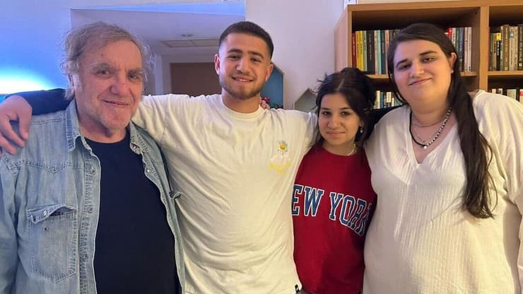 דוד פז עם בני משפחתו