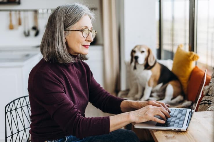 נשים  גלישה רשתות חברתיות