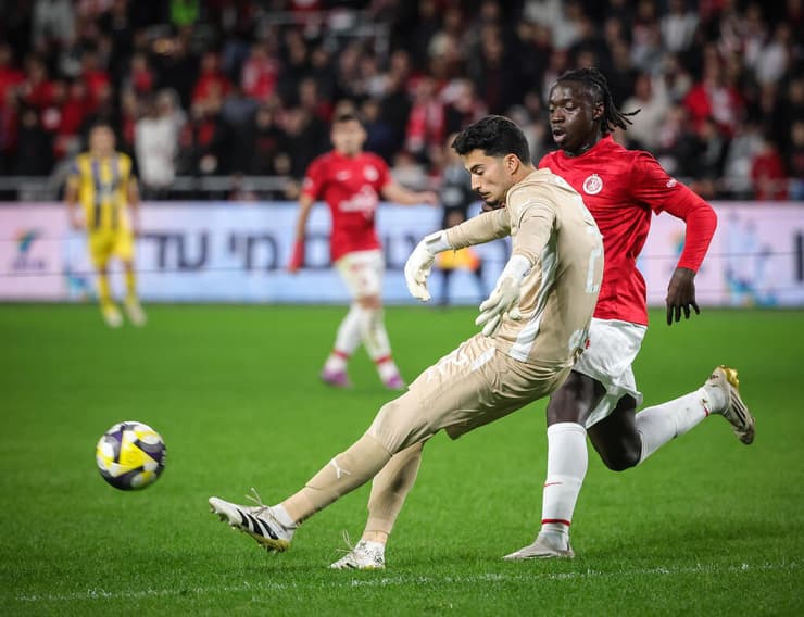 שוער מכבי ת"א אופק מליקה מול שחקן הפועל ת"א דניאל דאפאה