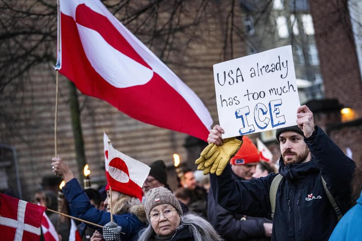 דנמרק קופנהגן מפגינים מול שגרירות ארה"ב עם דגלי גרינלנד והקריאה גרינלנד לגרינלנדים