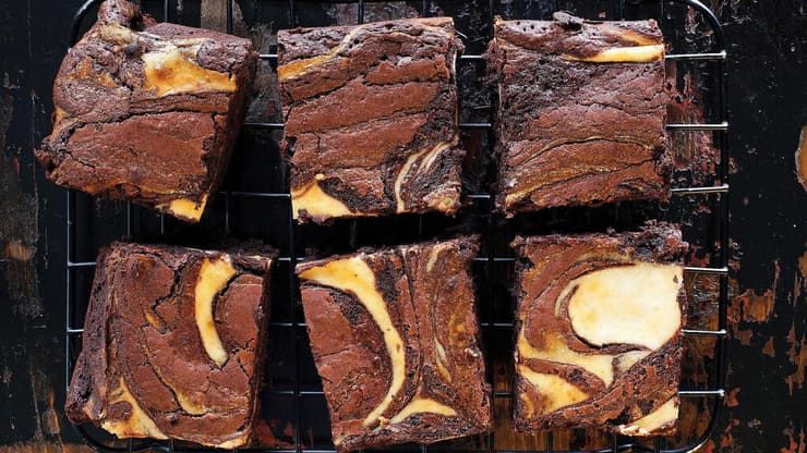 בראוניז חמאת בוטנים ורוטב תותים