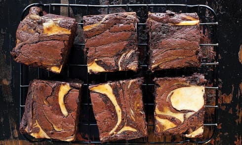 בראוניז חמאת בוטנים ורוטב תותים