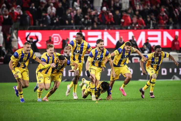 שחקני מכבי חוגגים