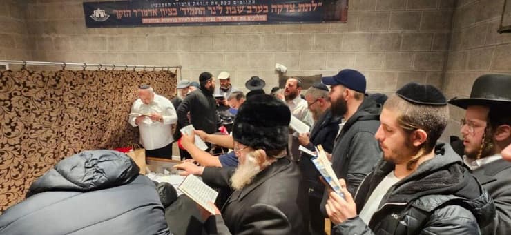 כמה מחברי הקבוצה בקבר מייסד חסידות חב"ד