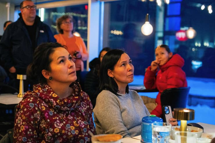 גרינלנד אנשים בבירה נואוק צופים ב מהדורת חדשות בזמן הפגישה הקריטית בבית הלבן