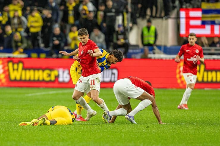 שחקן הפועל ת"א סתיו טוריאל דרבי תל-אביבי