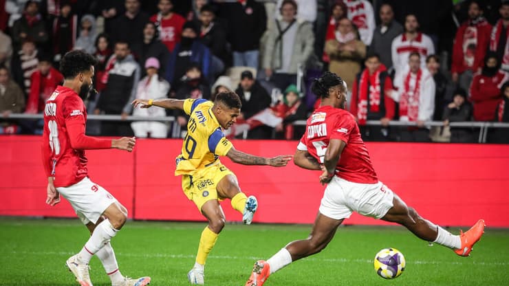 שחקן מכבי ת"א הליו וארלה מול שחקן הפועל ת"א פרנאן מאיימבו