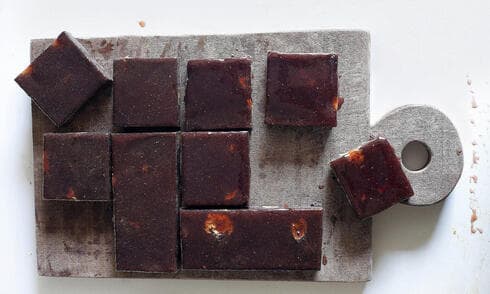 בראוניז חמאת בוטנים ורוטב תותים