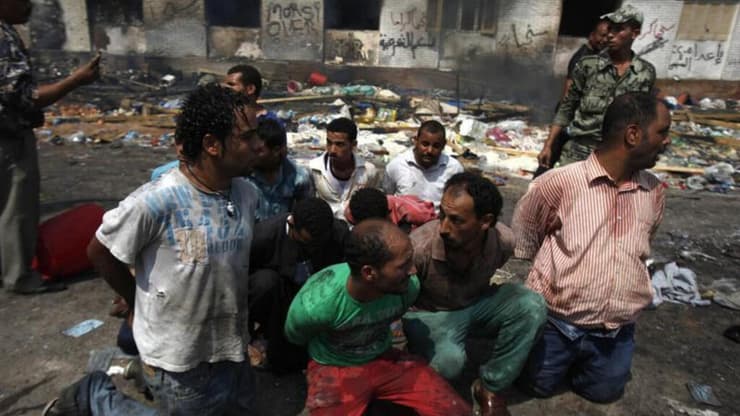 עצורים ב מחאה ב כיכר ראבעה אל-עדוויה ב קהיר, מצרים, 2013