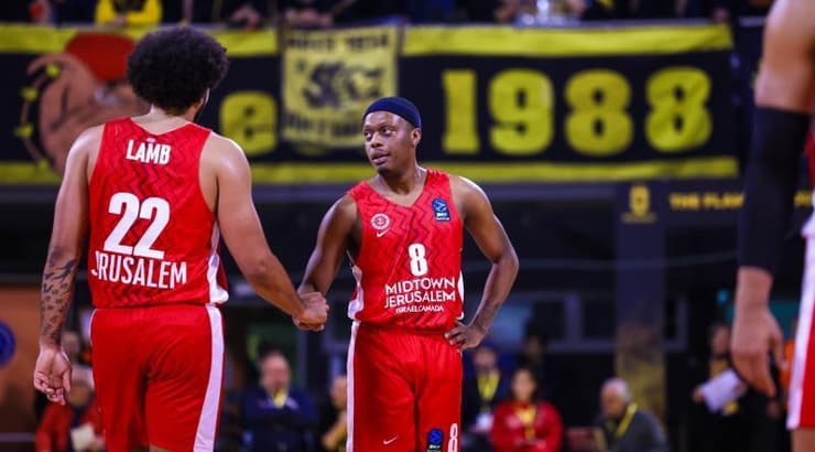 קשיוס ווינסטון ואנתוני לאמב מרוצים