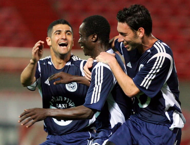 אחת ההשפלות הגדולות בתולדות מכבי ת"א. שחקני הפועל עכו חוגגים בבלומפילד (צילום: גלעד קוולרציק) הפועל עכו גביע המדינה 2006 ניצחון על מכבי ת"א