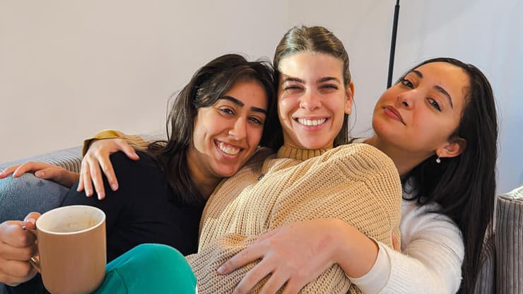 סתיו נחום (באמצע) וחברותיה למסע