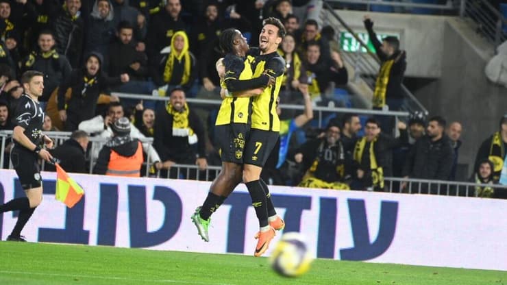 שחקן בית"ר ירושלים ירדן שועה עם טימוטי מוזי