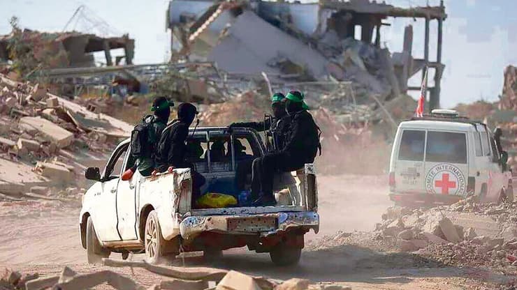 מחבלי חמאס. קצינים בצה"ל מתארים: "הכוחות רואים בעיניים את הפעילים מעבר לבטונדות הצהובות"