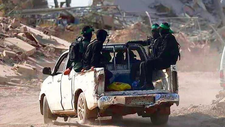 מחבלי חמאס ברצועה. ארגון הטרור מרים את ראשו ומתעצם