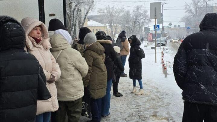 תושבי קייב מחכים בתחנת אוטובוס