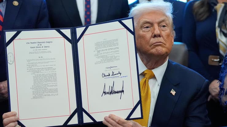 נשיא ארה"ב דונלד טראמפ חתם על החוק להחזרת חלב מלא לבתי הספר