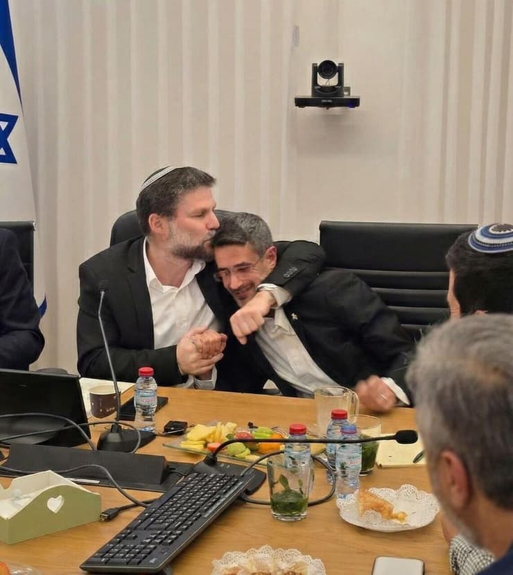 שר האוצר בצלאל סמוטריץ' בפגישה עם אביחי שטרן, ראש עיריית קריית שמונה בעניין שיקום העיר לאחר המלחמה 