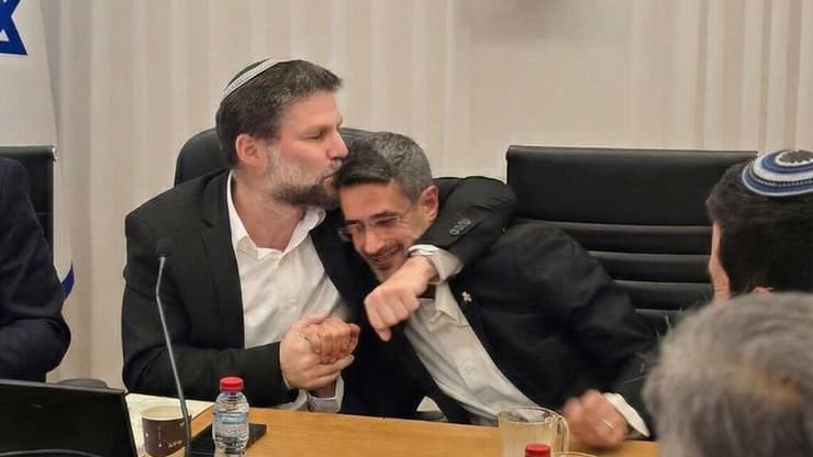 שר האוצר בצלאל סמוטריץ' בפגישה עם אביחי שטרן, ראש עיריית קריית שמונה בעניין שיקום העיר לאחר המלחמה 