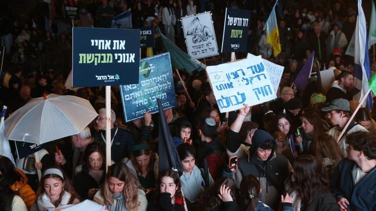 העצרת מול הכנסת, הערב (צילום: אלכס קולומויסקי) עצרת הגיוס הלאומית - כנגד חוק הגיוס בירושלים