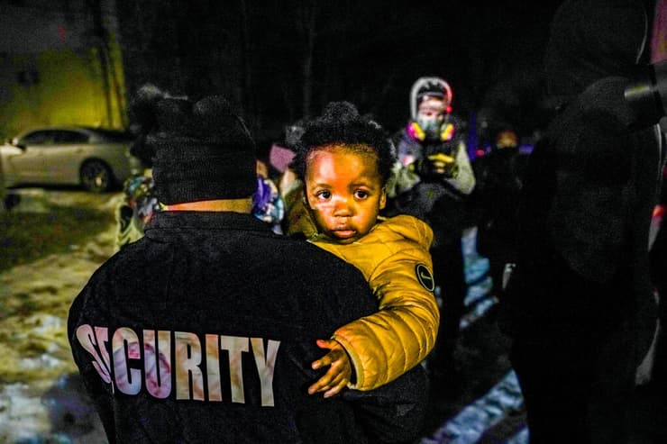 ארה"ב מינסוטה מיניאפוליס הפגנה נגד ICE והמבצע נגד ה מהגרים שוטר מרחיק ילדה ש נפגעה מ גז מדמיע