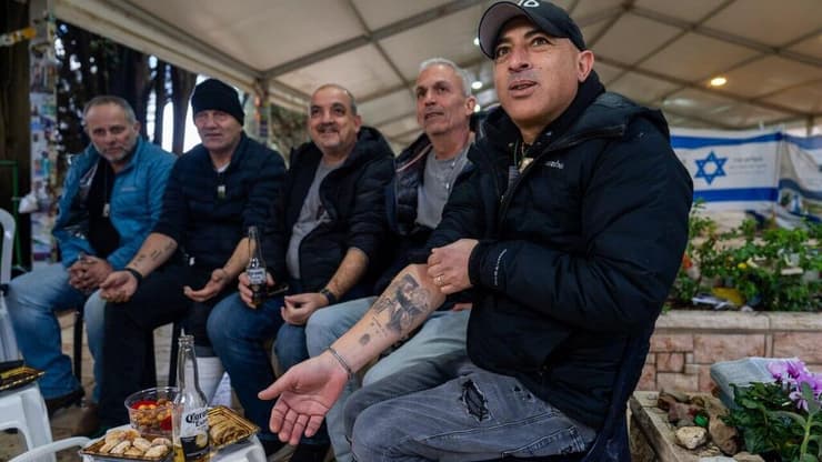 מימין לשמאל: מאיר זריהן, דודי ששון, שי טסטה, דוד גל, אריאל וולוך, פבל לויט - בחלקה 18א בהר הרצל