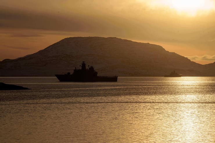 גרינלנד כלי שיט של חיל הים המלכותי של דנמרק מסייר ליד הבירה נואוק