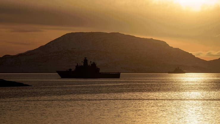 גרינלנד כלי שיט של חיל הים המלכותי של דנמרק מסייר ליד הבירה נואוק